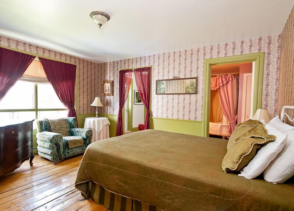 Room, 1 Queen bed and 1 Single bed photo 1