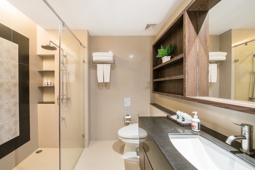 Deluxe Pool View Room with Kitchenette - Photo 20