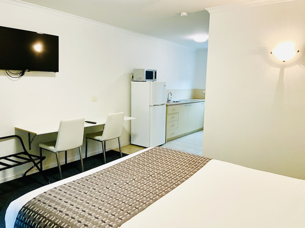 Standard Room, 1 Queen Bed, Non Smoking - Photo 7