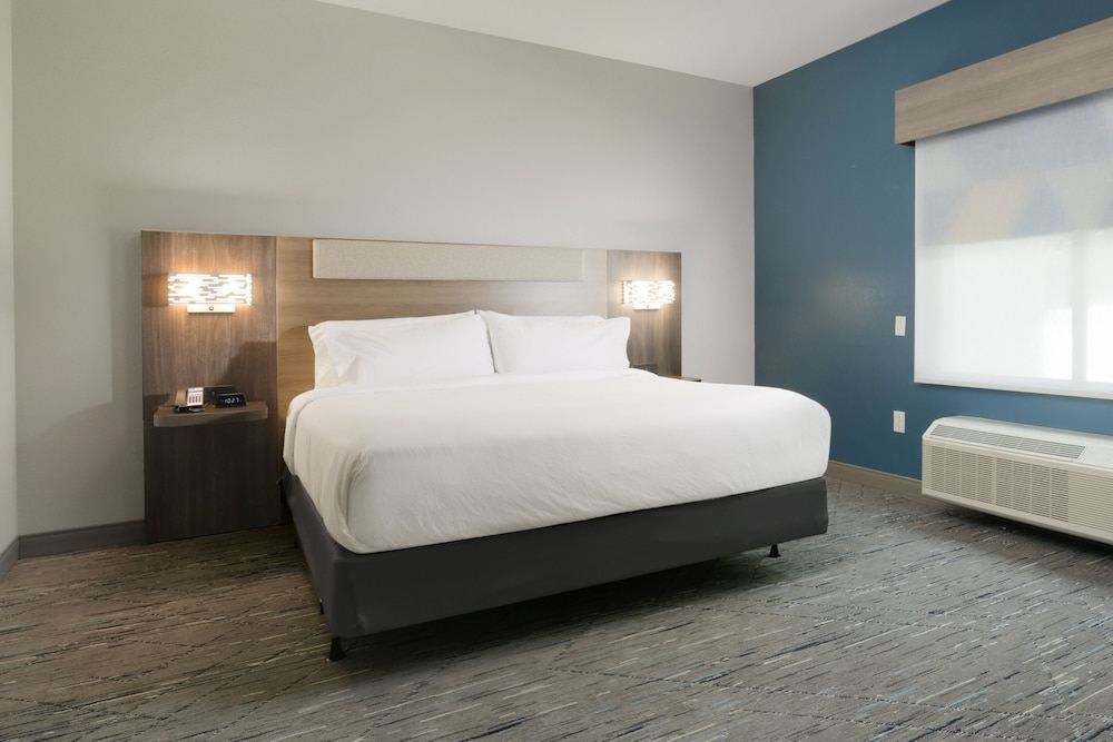 Suite, 1 King Bed, Accessible (Comms, Roll Shwr) - Photo 4