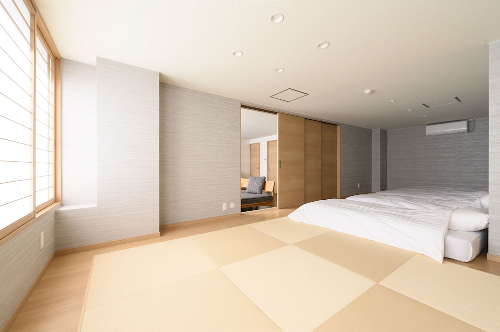 Room C photo 2
