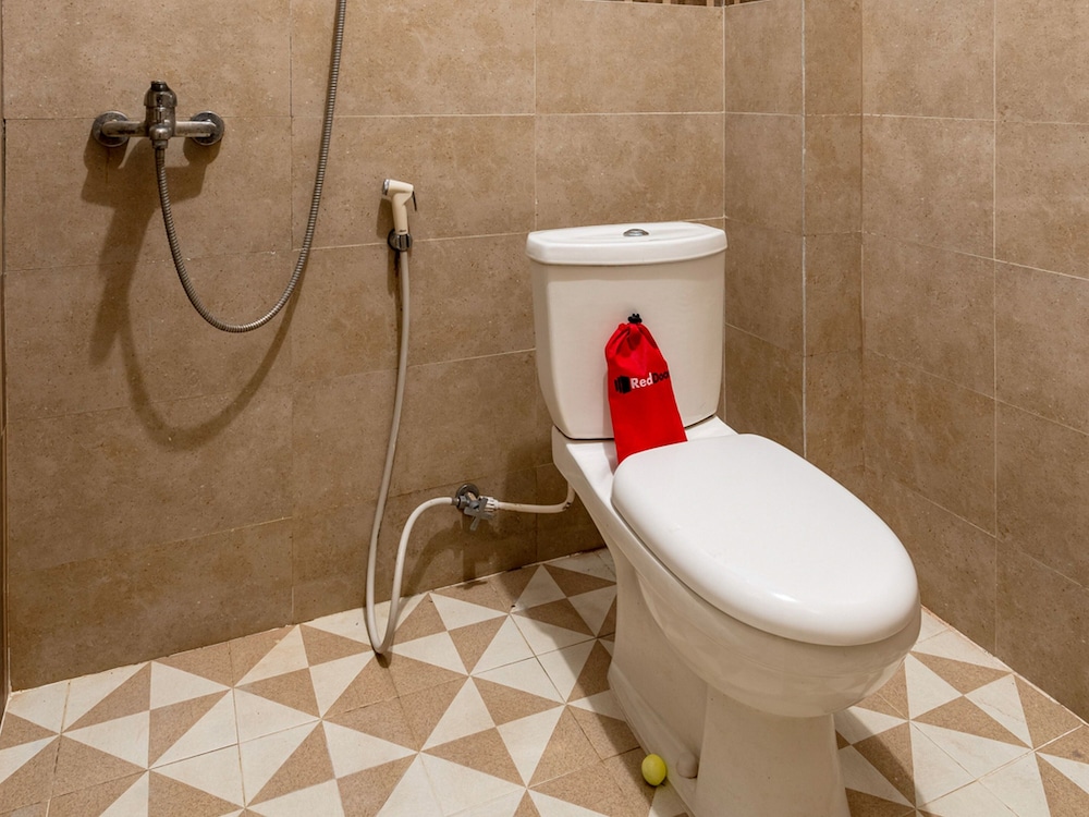 Premium Twin Room (Reddoorz) photo 2