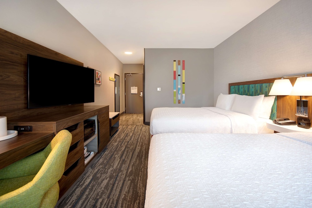 Room, 2 Queen Beds, Refrigerator & Microwave - Photo 2