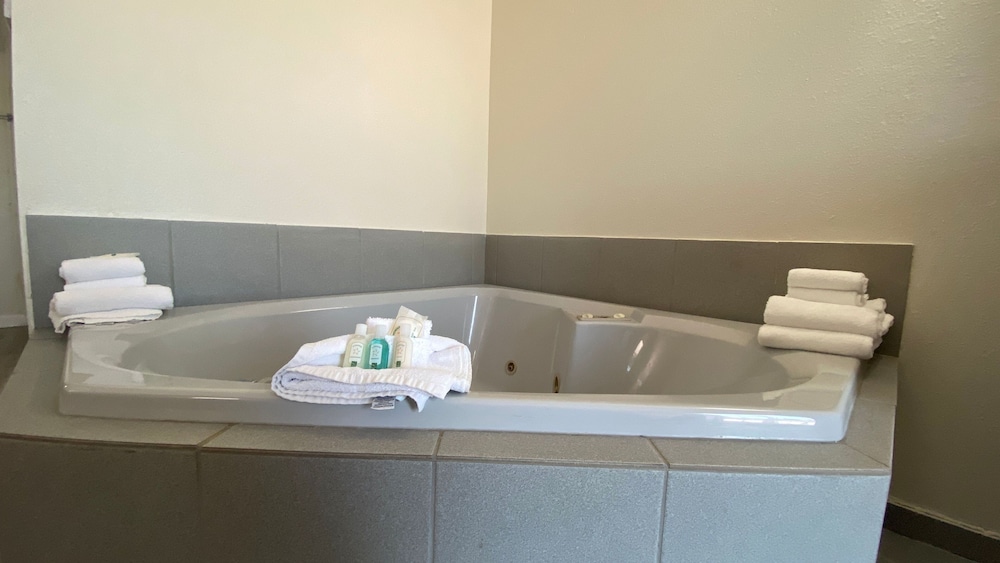 Suite, 1 King Bed with Sofa bed, Non Smoking, Hot Tub (No Pets Allowed) - Photo 3
