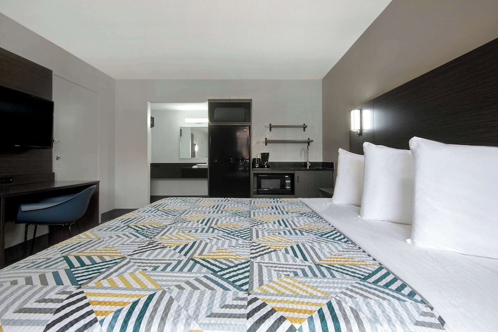 Standard Room, 1 King Bed, Non Smoking, Kitchen - Photo 3