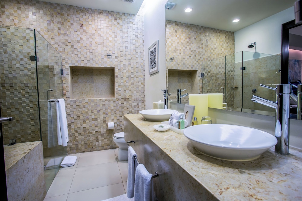 One-bedroom Swim-up Suite 1 King Bed