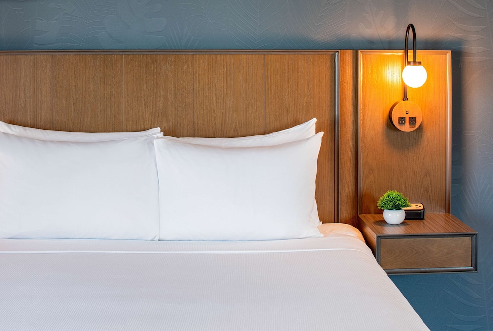 Room, Accessible (1 King and 1 Twin Bed, Roll-in Shower) photo 2