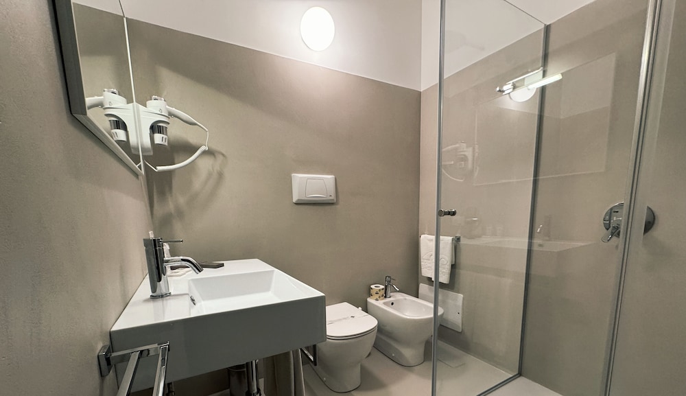 Standard Triple Room - Photo 8