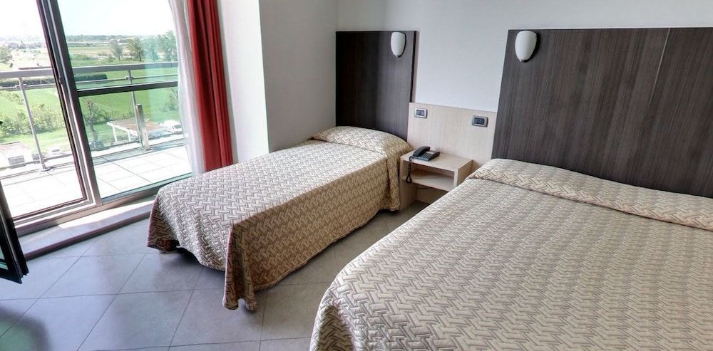 Standard Triple Room photo 2