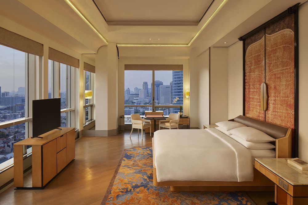 Deluxe Room, 1 King Bed, Corner - Photo 1