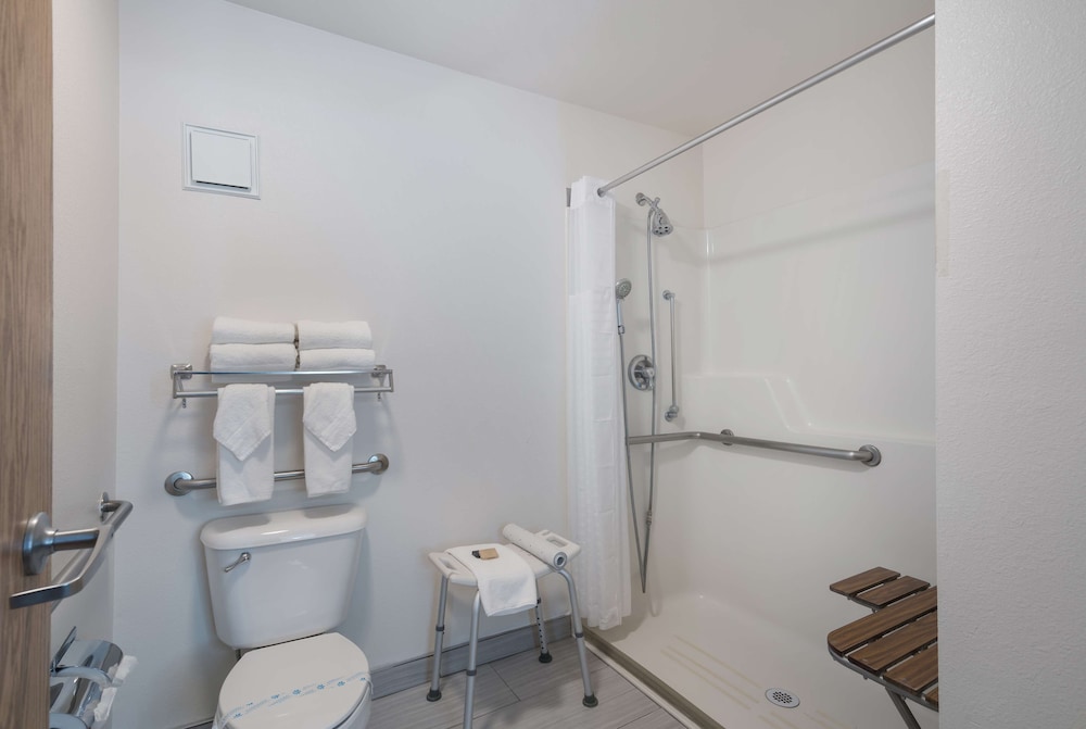 Premium Suite, 1 King Bed, Accessible - Photo 6