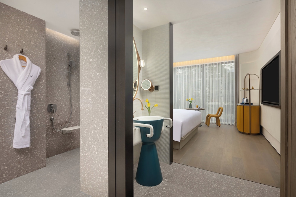 Standard Room, 1 King Bed, Accessible, Balcony (Super King) photo 1