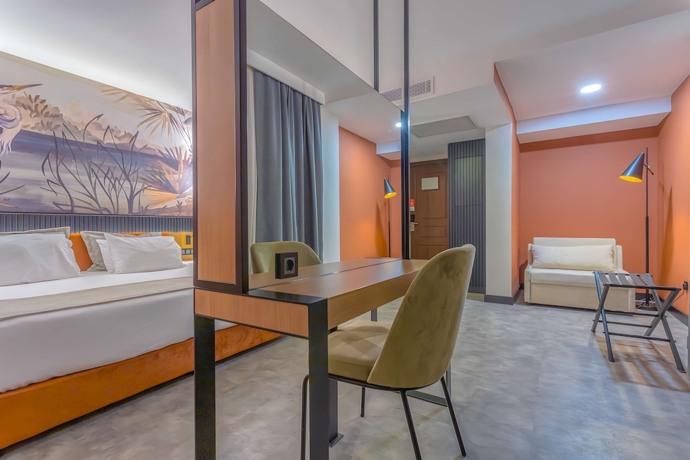 Deluxe Suite, 1 King Bed, Non Smoking, Microwave (with Single Sofabed) - Photo 6