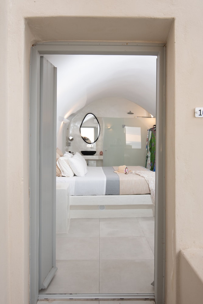 Cave Suite, Caldera View, Outdoor Hot Tub - Photo 3