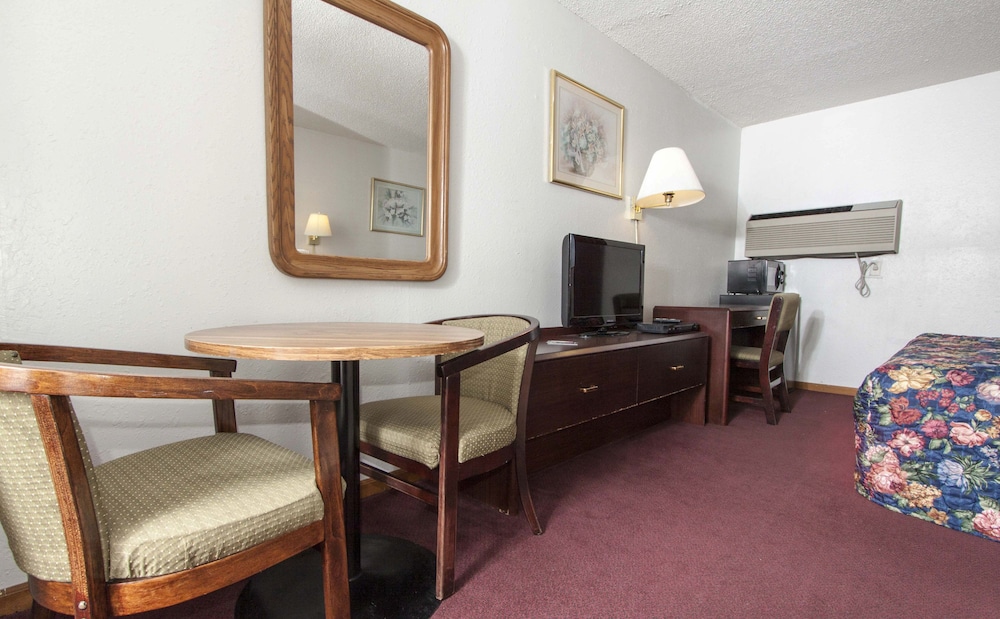 Room, 1 King Bed, Smoking photo 2