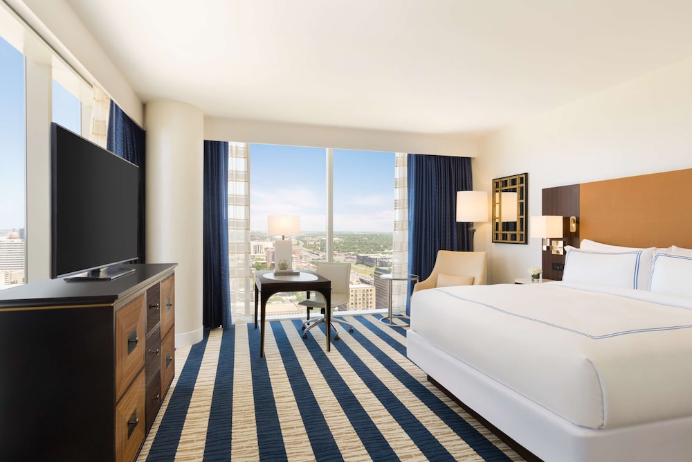Deluxe Room, 1 King Bed, Accessible Bathtub