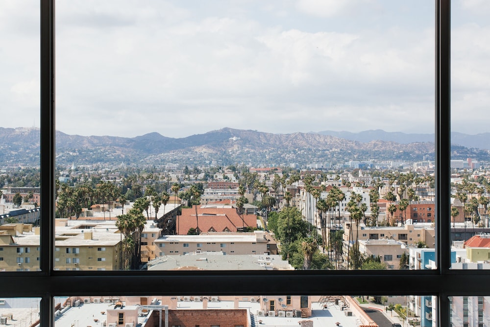 Room, 1 King Bed (Hollywood Hills View King) thumbnail 5