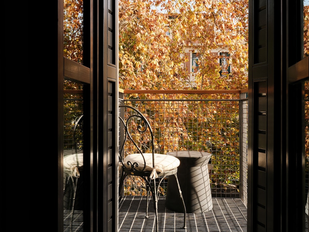 Premium Room, Balcony, City View thumbnail 5