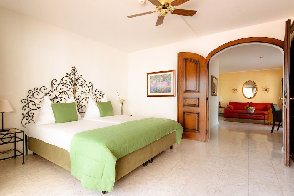 Suite - Photo 1
