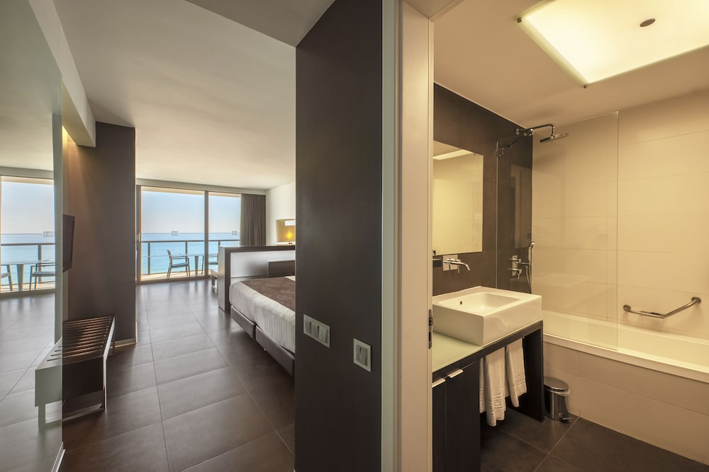 Deluxe Suite, Sea View (3 Adults) - Photo 2
