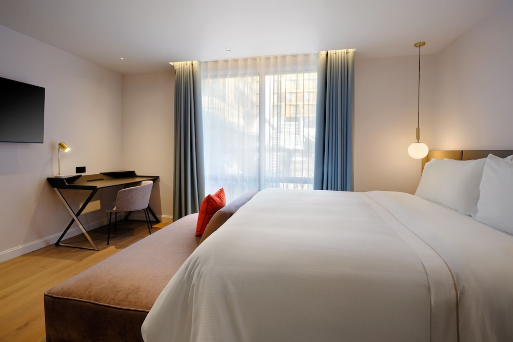 Room, 3 Bedrooms, River View (The Grosvenor Residence, View) thumbnail 5