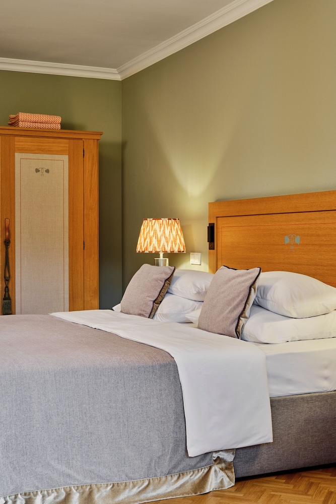 Family Room, 1 King Bed with Sofa bed