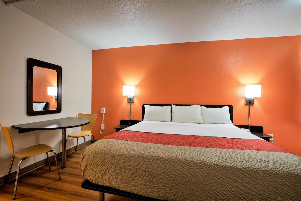 Standard Single Room, 1 King Bed photo 3