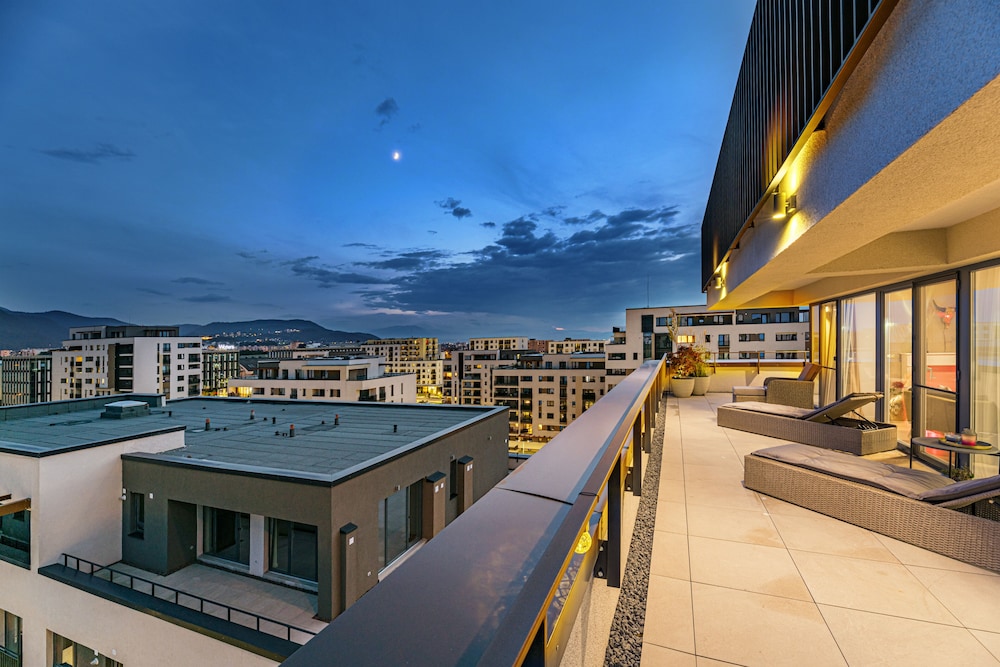 Panoramic Penthouse, 3 Bedrooms, Terrace, Mountain View