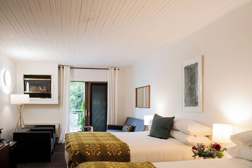 Premium 2 Queen Beds, Balcony, Fireplace - Photo 4