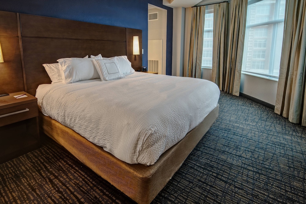 Suite, 2 Bedrooms (Mobility/Hearing Access, Roll-In Shwr)