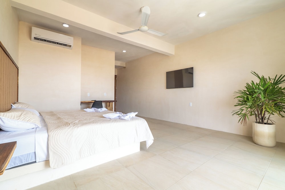Comfort Room, Pool View
