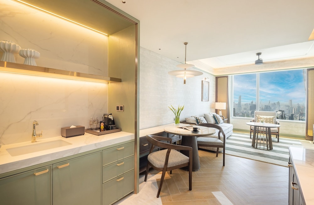 Premium One Bedroom Suite with Lounge Access thumbnail 5
