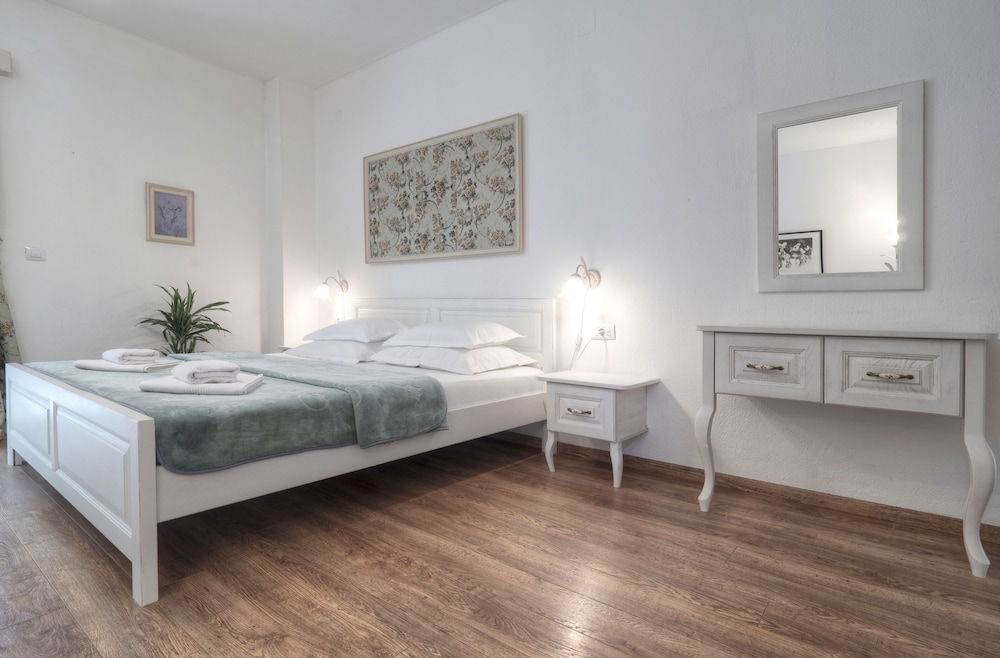 Romantic Studio Suite, Non Smoking, Garden View - Photo 7