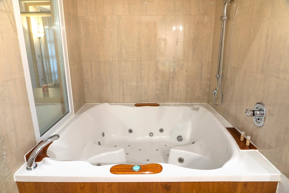 Suite - Photo 15