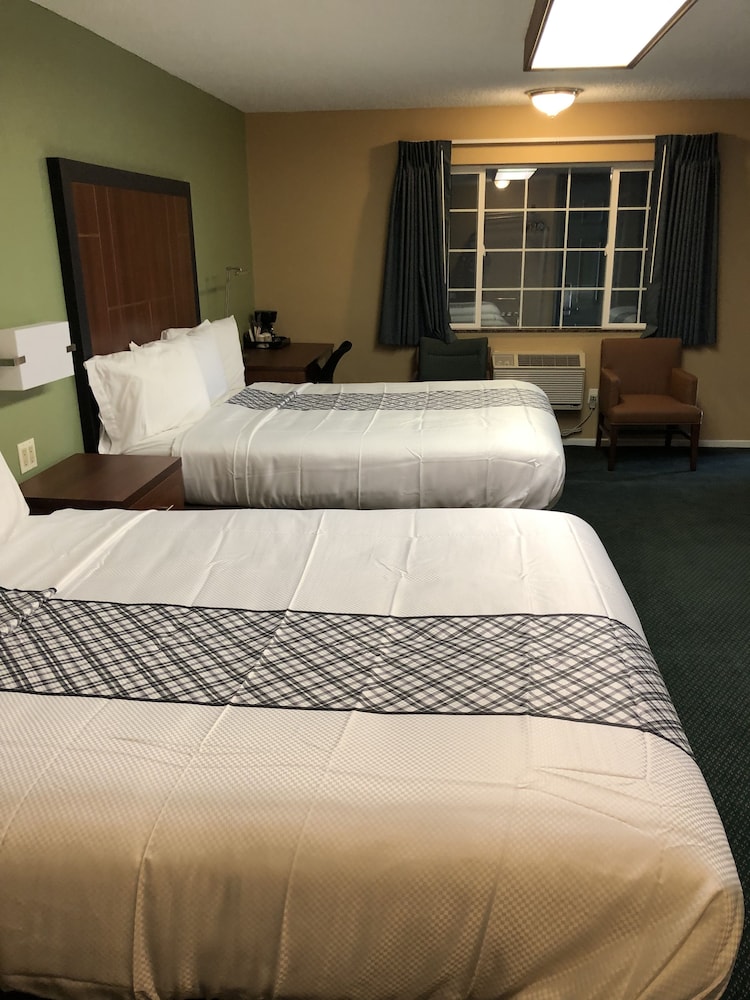 Standard Room, 3 Queen Beds, Non Smoking- No Pets Allowed photo 3