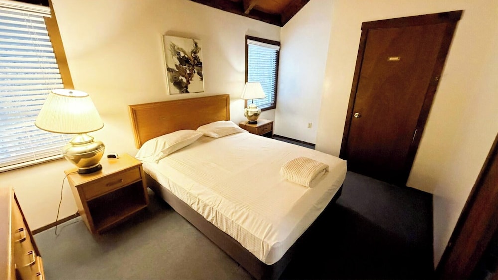 Classic Chalet, 3 Bedrooms (Pedestal Unit) photo 2