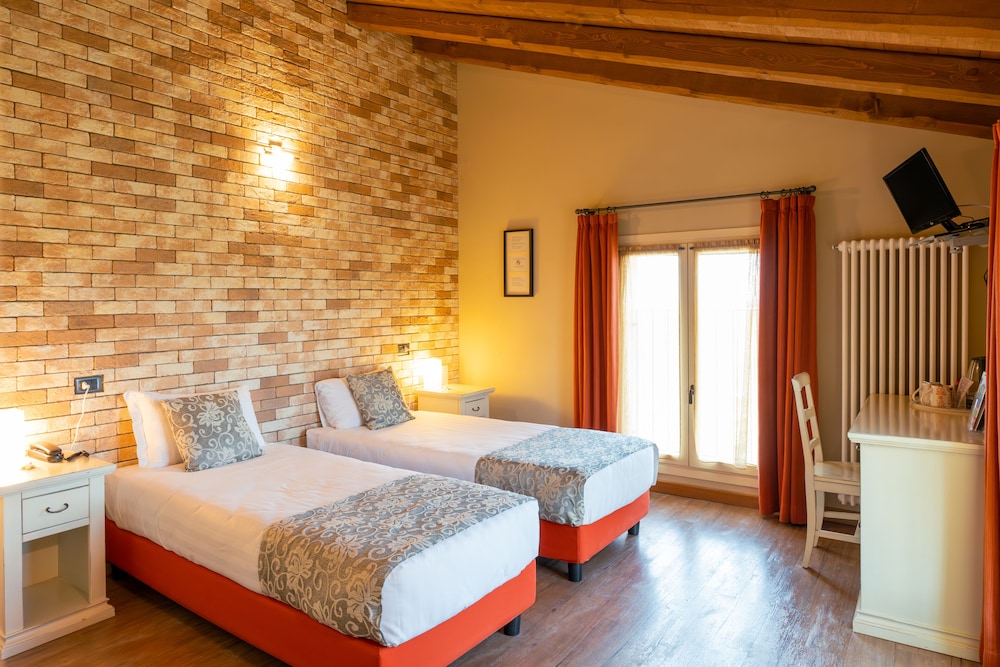 Standard Double or Twin Room photo 3