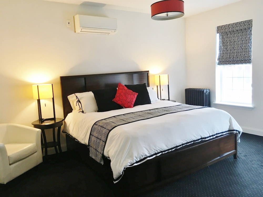 Deluxe Room, 1 King Bed, Jetted Tub photo 1