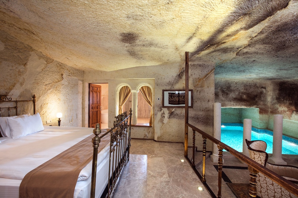Pool Cave Room photo 1