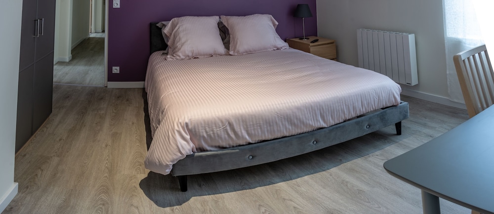 Double Room (Rose)