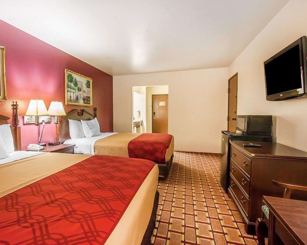 Standard Room, 2 Queen Beds, Non Smoking - Photo 4