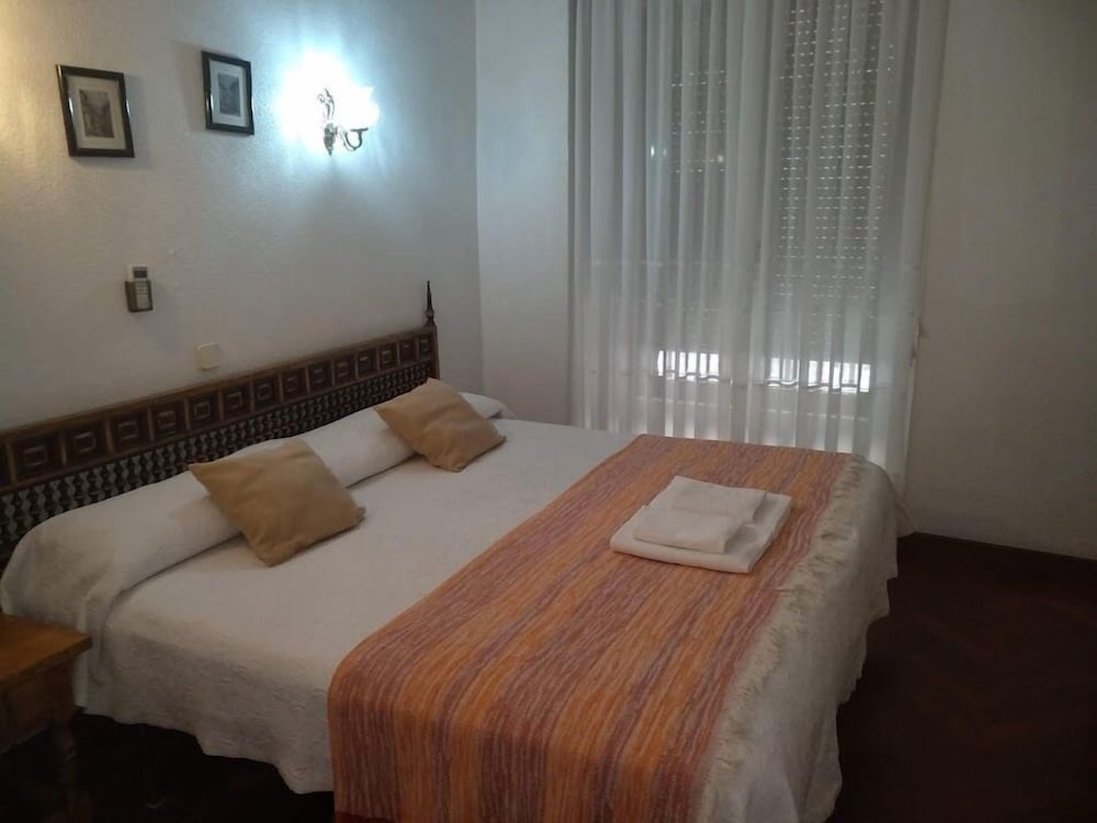 Basic Double or Twin Room, Ensuite, City View photo 2