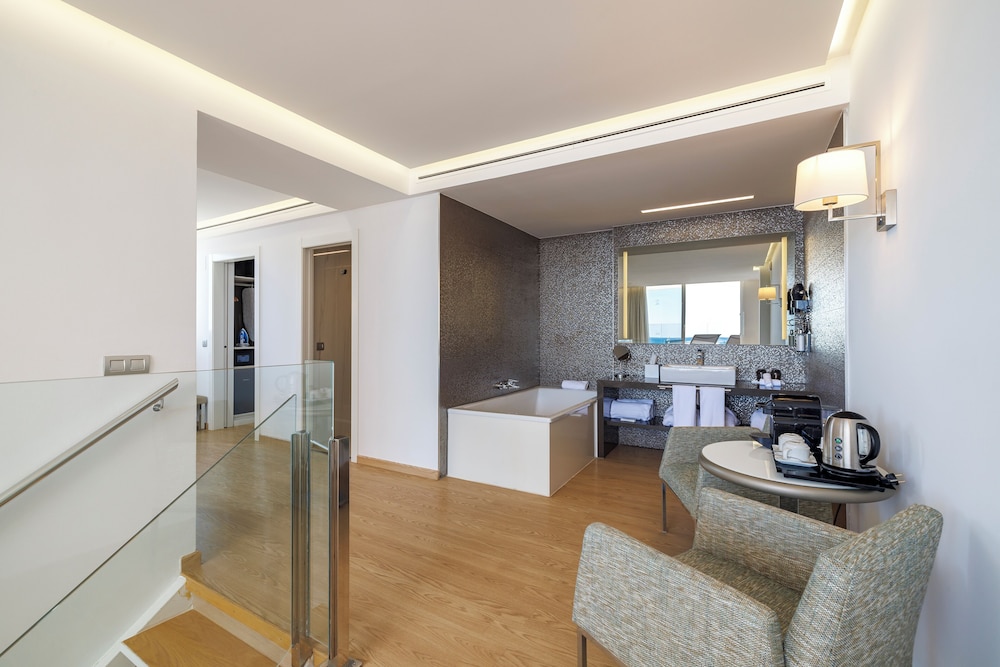 Panoramic Penthouse, Jetted Tub, Sea View (Suite) - Photo 8