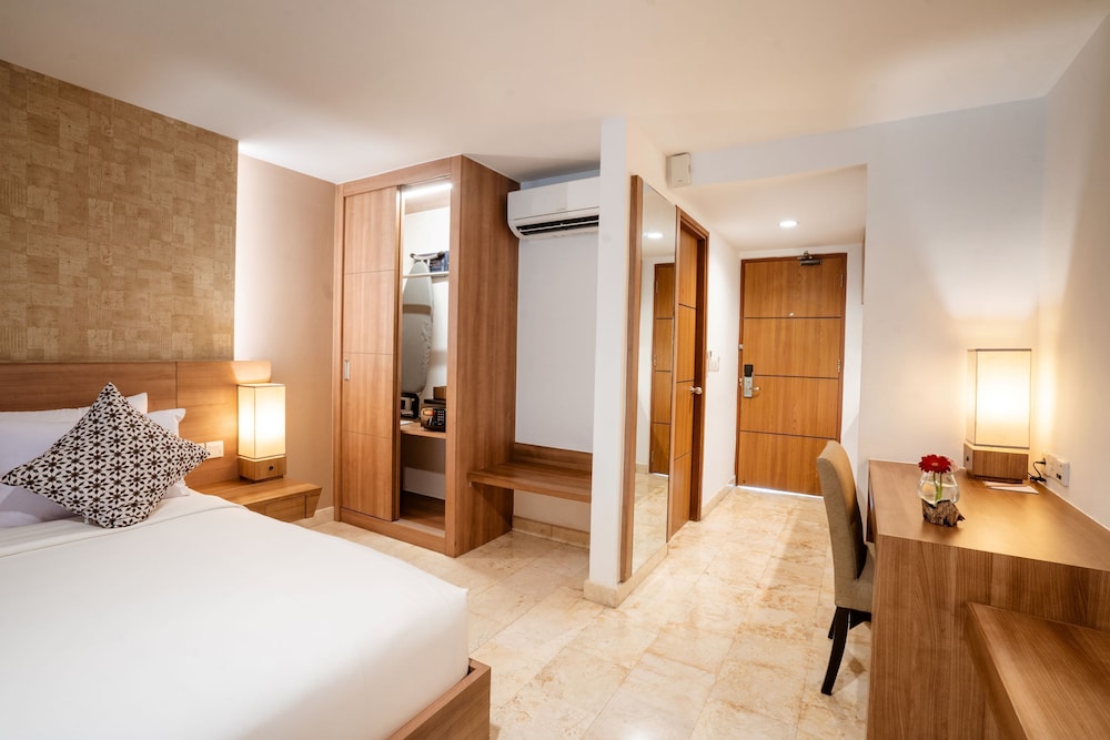 Deluxe Pool Suite - Photo 7