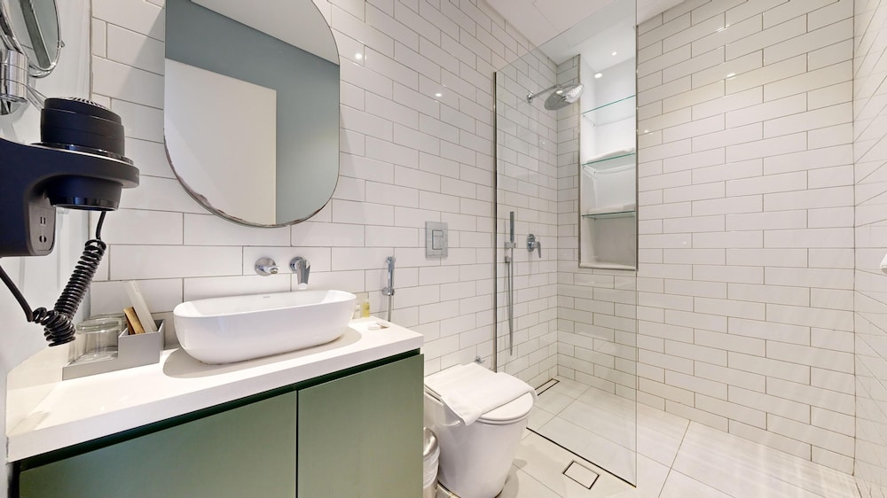 Deluxe Loft, 1 Queen Bed, Private Bathroom, City View photo 2