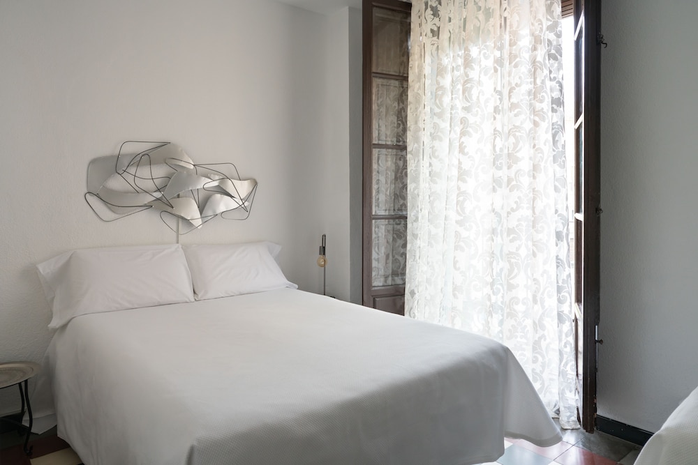 Triple Room, Shared Bathroom (outdoor balcony to Cuesta Gomerez )