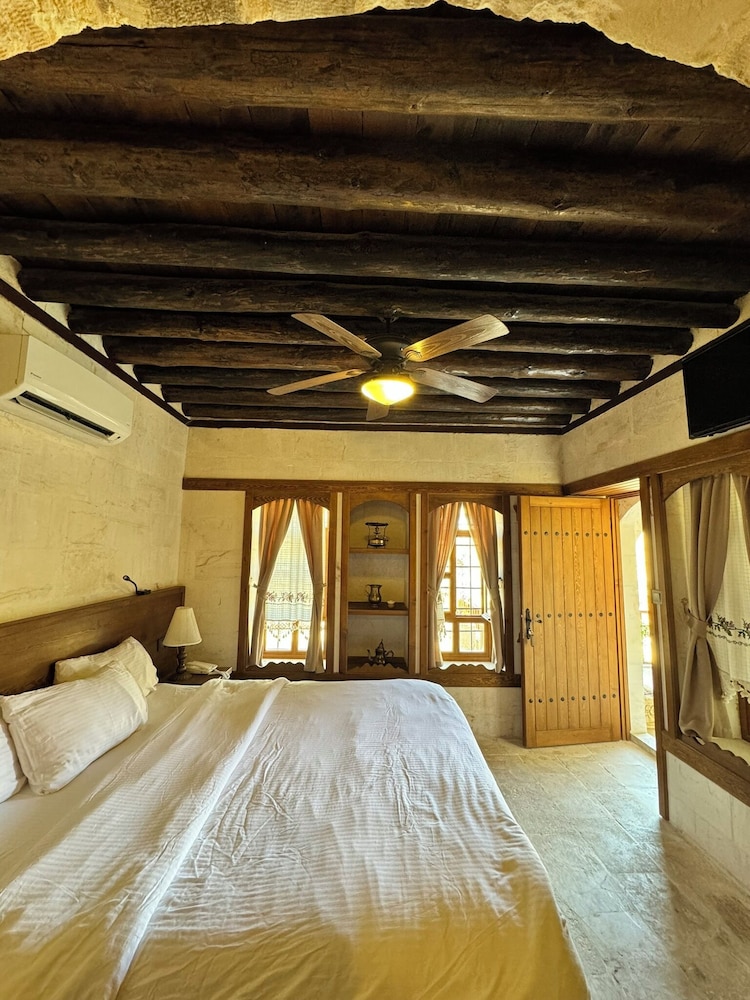 Double or Twin Room, Patio, Mountain View photo 3