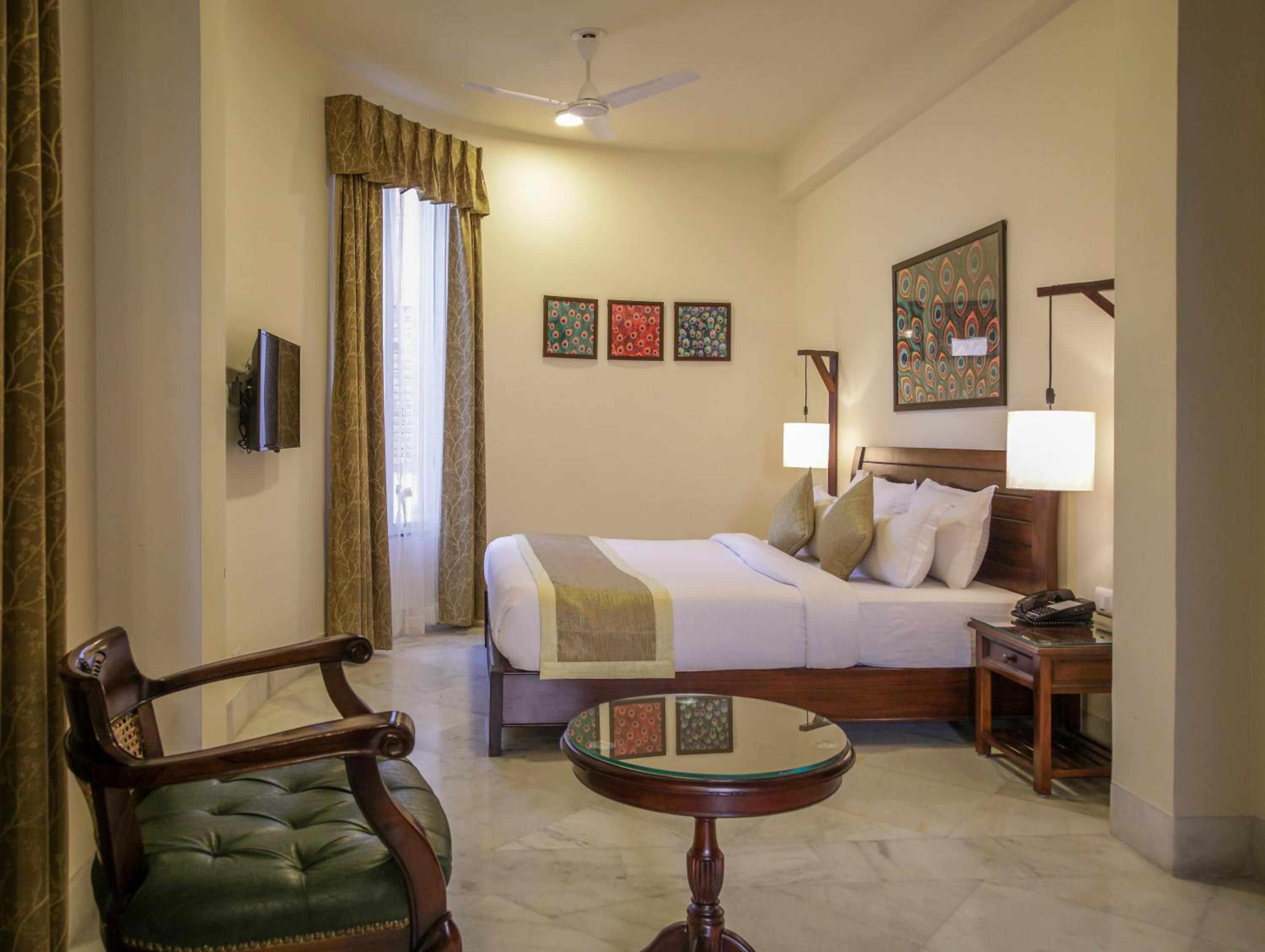 Suite - Photo 1