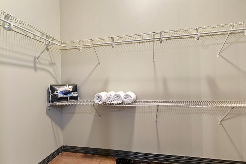 Signature Loft, 3 Bedrooms, 2 Bathrooms, City View - Photo 24