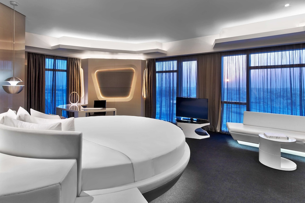 Deluxe Suite (Round Bed)